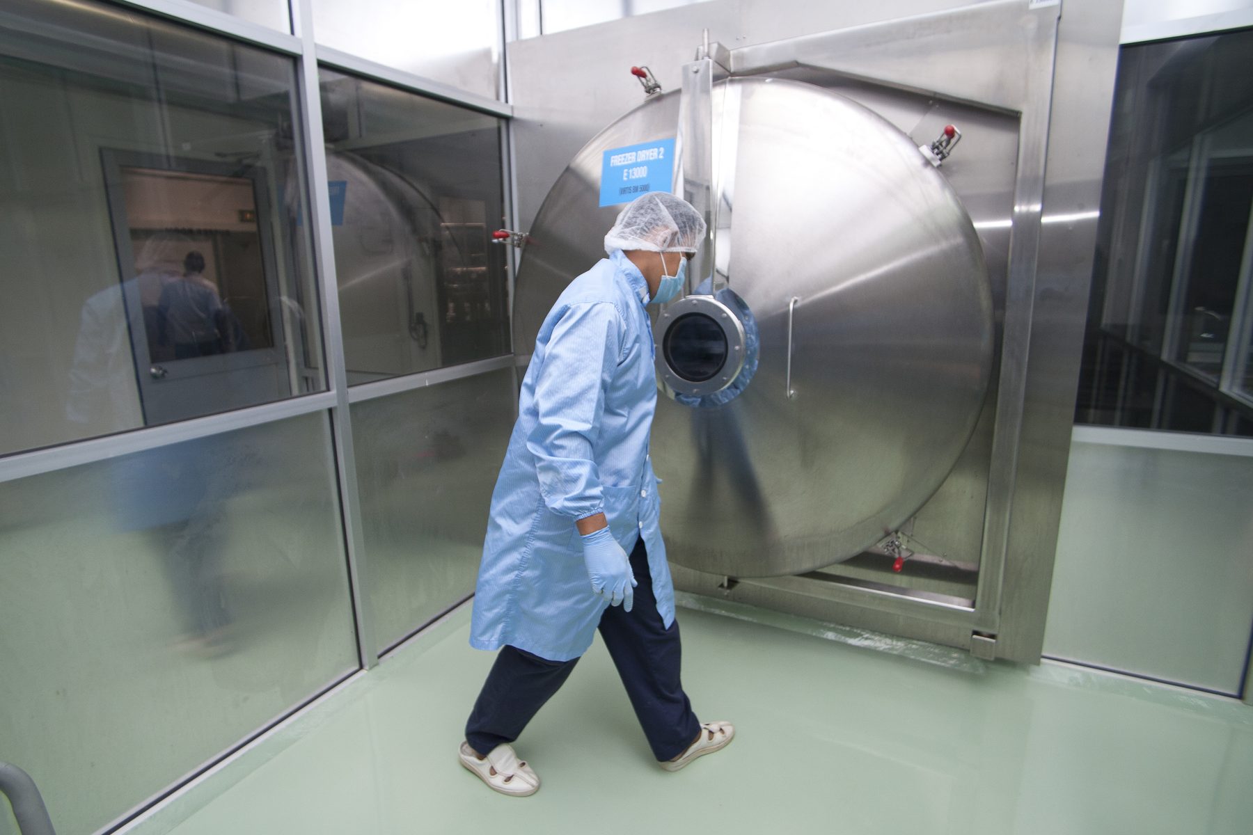A technician at the freeze dryer in the Phytes Biotek plant